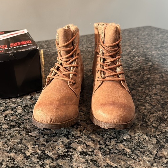 Rock & Candy Tavin ran lace boot NIB 8 - Picture 2 of 10